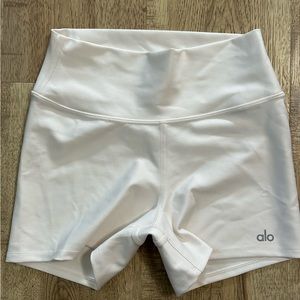Alo white airlift 3” short never worn